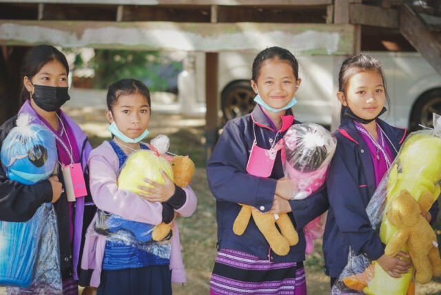 คอสโม บาซาร์ร่วม "มูลนิธิกระจกเงา"เชิญชวนส่งต่อการให้