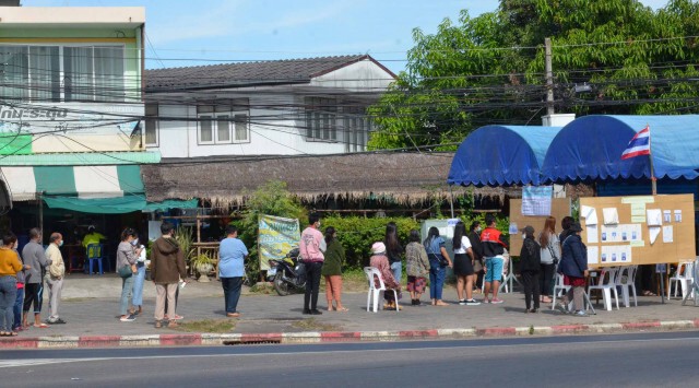 แห่ใช้สิทธิ์เลือกตั้งท่ามกลางอากาศหนาวเย็นเข้มป้องกันโควิด