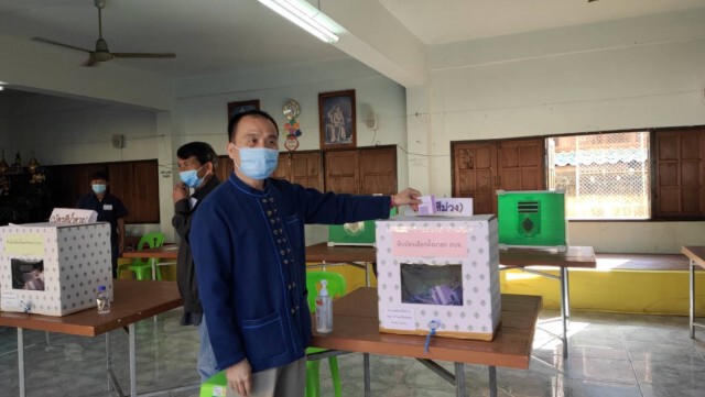 3ผู้สมัครนายกอบจ.แพร่ตบเท้าใช้สิทธิ์