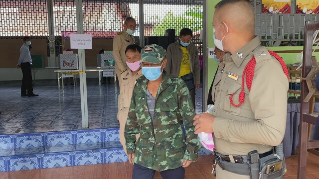 จับหนุ่มใหญ่ฉีกบัตรเลือกตั้งบอกไม่ชอบผู้สมัครทุกคน