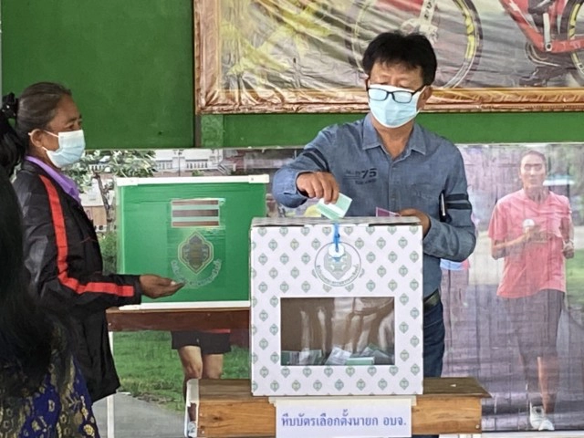 "น้องกวาง"รองโฆษกรัฐบาลจูงมืออาม่าเข้าคูหา