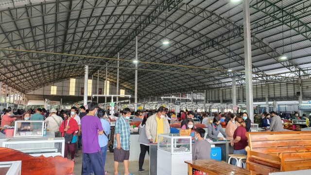 นอภ.ลุยตรวจตลาดล็อตเตอรี่วังสะพุง วางมาตรการสกัดโควิด-19