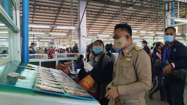 นอภ.ลุยตรวจตลาดล็อตเตอรี่วังสะพุง วางมาตรการสกัดโควิด-19