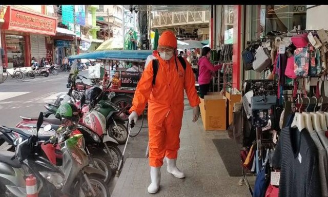 ร้านค้าแม่สอดแห่พ่นน้ำยาฆ่าเชื้อฟื้นความมั่นใจให้ลูกค้า