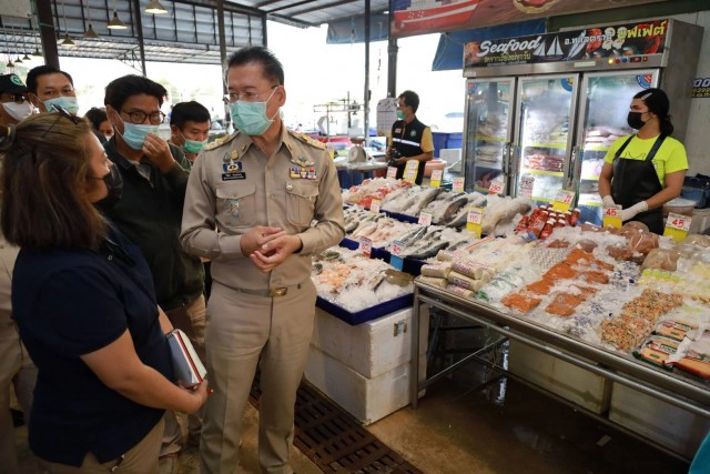 เข้มตลาดสดขายอาหารทะเลในโคราช