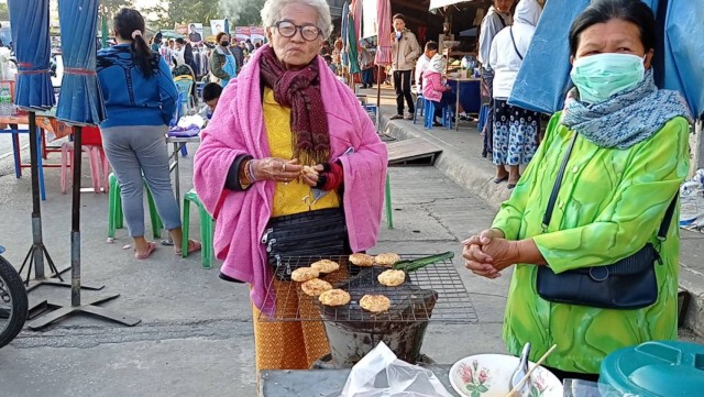 โคราชหนาวสุดในรอบปี  ข้าวจี่ทาไข่ขายดี