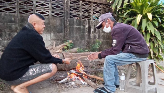 ผู้สูงอายุจับกลุ่มผิงไฟคลายหนาว หลังอุณหภูมิลดฮวบ14องศาฯ