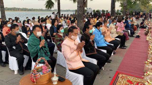 ศรีสะเกษหนาว14องศาฯสวมผ้าไทยใส่บาตรวันพระ