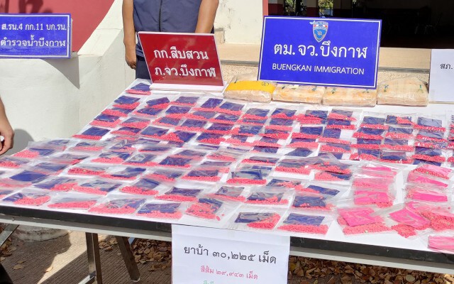 ตม.สกัดจับคนขนยาบ้าข้ามโขง ยึดของกลาง 3 หมื่นเม็ด