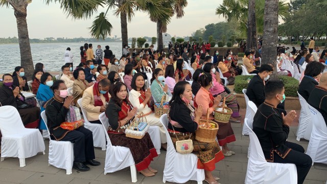 ศรีสะเกษหนาว14องศาฯสวมผ้าไทยใส่บาตรวันพระ
