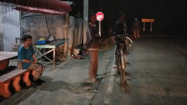 ลมหนาวกระโชกแรงทำไฟไหม้หญ้าแห้งลุกลาม 40 ไร่