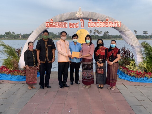 ศรีสะเกษหนาว14องศาฯสวมผ้าไทยใส่บาตรวันพระ