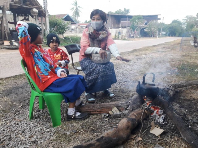 เผ่าชาวไทยกะโซ่ ประสบภัยหนาว ก่อไฟผิงสร้างความอบอุ่น