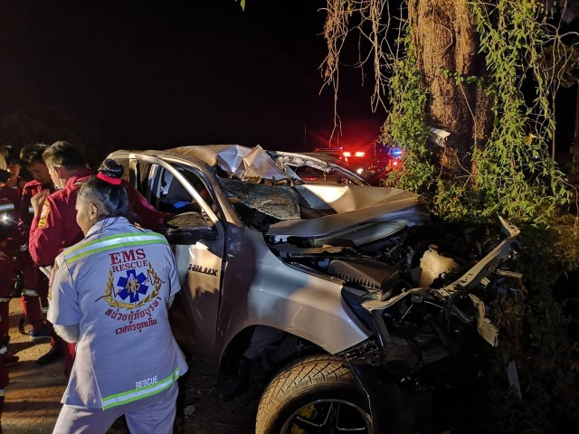 ซิ่งกระบะพุ่งชนต้นไม้ดับพวงมาลัย