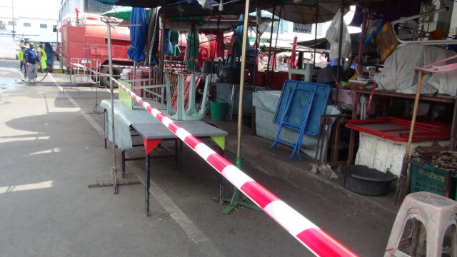 ระดมทำความสะอาดตลาดที่พ่อค้าพิมายติดโควิดตั้งแผงขาย