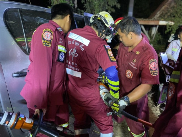 ซิ่งกระบะพุ่งชนต้นไม้ดับพวงมาลัย