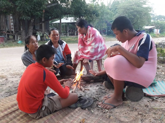 เผ่าชาวไทยกะโซ่ ประสบภัยหนาว ก่อไฟผิงสร้างความอบอุ่น
