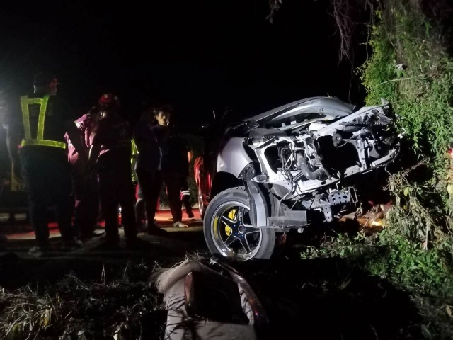 ซิ่งกระบะพุ่งชนต้นไม้ดับพวงมาลัย