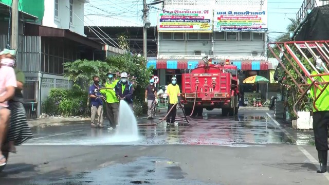 ระดมทำความสะอาดตลาดที่พ่อค้าพิมายติดโควิดตั้งแผงขาย