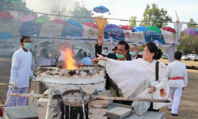 พึ่งอิทธิฤทธิ์หลวงพ่อองค์ดำอธิษฐานผ่านพ้นสถานการณ์โควิด-19