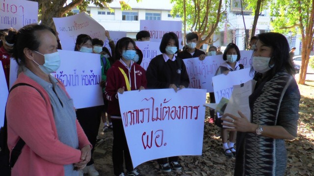 ครู-นร.ไล่ผอ.รร.ส่อทุจริตอ้างมีนักการเมืองแทรกแซง