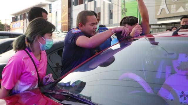 ระทึก!หนูน้อยวัย 2 ขวบ ติดในรถยนต์