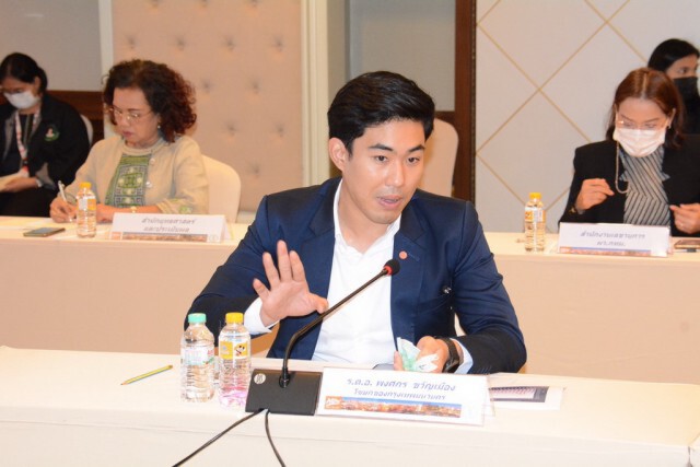 ผู้ว่าฯอัศวิน นั่งหัวโต๊ะประชุมแผนรับมือ"โควิด-19" มุ่งปูพรมตรวจเชิงรุก