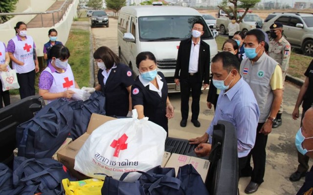 'สภากาชาดไทย' เร่งช่วยแรงงานต่างด้าว ถูกทิ้งตามยถากรรมที่สมุทรปราการ
