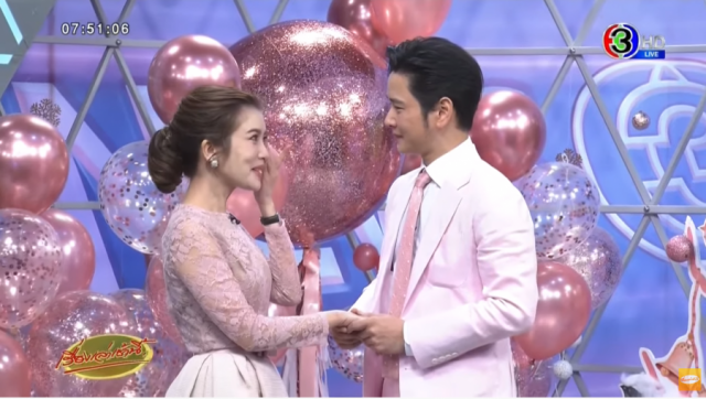 'โต๋' บุกเซอร์ไพรส์ ขอ 'ไบรท์' แต่งงานกันนะคะ กลางรายการ คนบันเทิงแห่ยินดีล้นหลาม