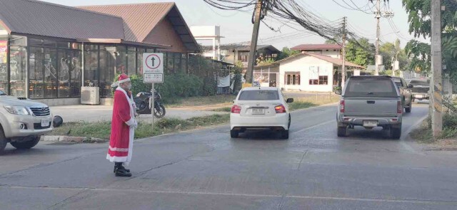 สร้างรอยยิ้ม!ตร.จราจรแต่งชุดซานตาคลอส