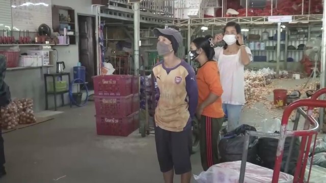 ตรวจตลาดสดค้าส่ง คุมเข้มนายจ้างใช้แรงงานต่างด้าวป้องกันโควิด