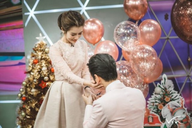 'โต๋' บุกเซอร์ไพรส์ ขอ 'ไบรท์' แต่งงานกันนะคะ กลางรายการ คนบันเทิงแห่ยินดีล้นหลาม