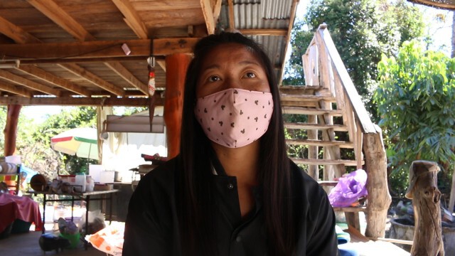 สาวผวาเพื่อนบ้านมีอาการทางประสาทเมาสารละเหยหลอนถือมีดพร้าเดินไปมา