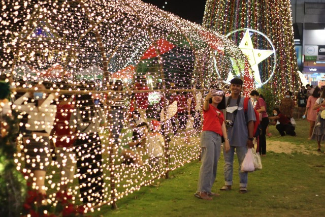 เปิดไฟต้นคริสต์มาสสูง 15ม.-อลังการสวยงาม