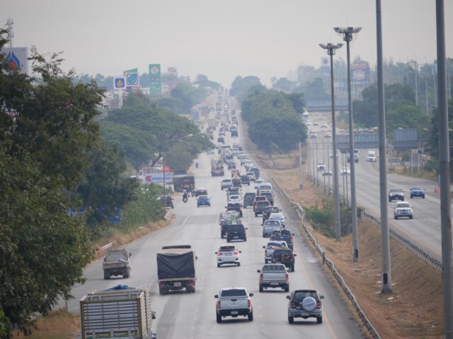 ถนนมิตรภาพรถแน่น ชาวอีสานแห่กลับบ้านปีใหม่