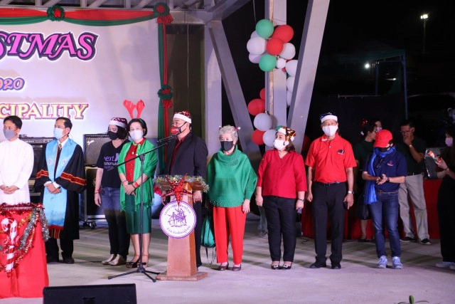 เปิดไฟต้นคริสต์มาสสูง 15ม.-อลังการสวยงาม