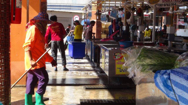 ระดมทำความสะอาดตลาดไล่โควิดรับปีใหม่