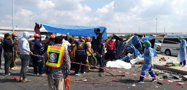 กระบะซิ่งข้ามเลนอัดก็อปปี้รถกระบะใต้ทางต่างระดับตาย4เจ็บ2
