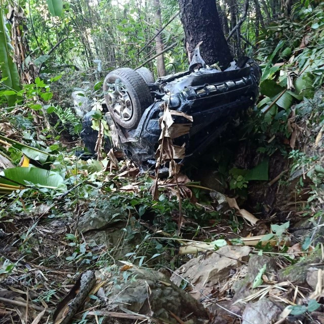 2หนุ่มขับรถตกเหวลึก-รอดตายปาฏิหาริย์