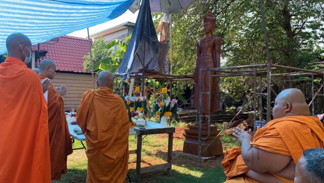 ตะเคียนทั้งต้นแกะสลักเป็นพระพุทธเจ้าปางเปิดโลกให้หวย