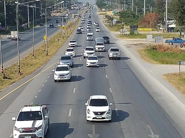 ถนนมิตรภาพเริ่มหนาแน่น สาย 24 มุ่งหน้าอุบล รถยังคล่องตัว