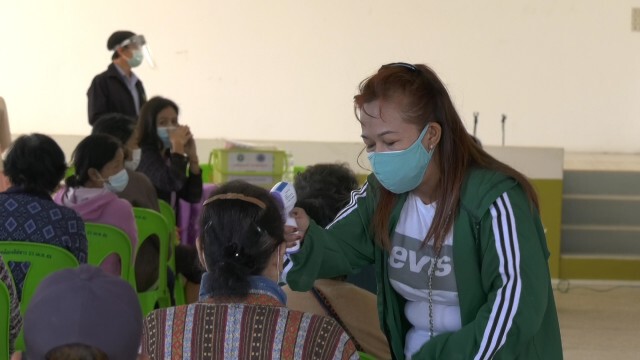 ตื่นโควิด! ชาวบ้านนับร้อยแห่รายงานตัว