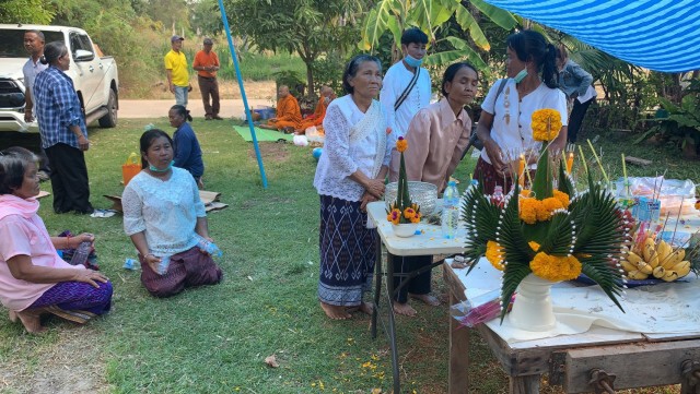 ตะเคียนทั้งต้นแกะสลักเป็นพระพุทธเจ้าปางเปิดโลกให้หวย