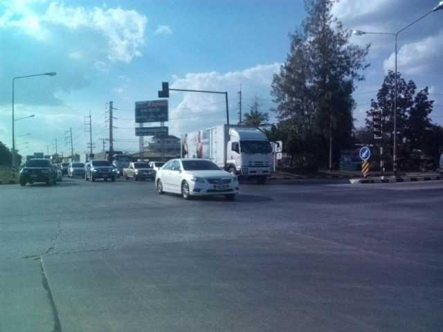 ถนนมิตรภาพเริ่มหนาแน่น สาย 24 มุ่งหน้าอุบล รถยังคล่องตัว