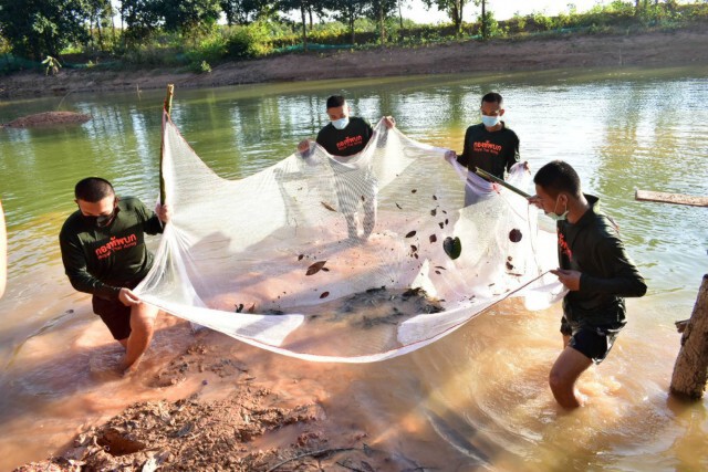 ทหารซื้อกุ้งสดช่วยเหลือเกษตรกรที่ได้รับผลกระทบจากโควิด