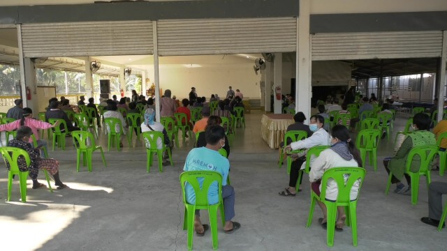 ตื่นโควิด! ชาวบ้านนับร้อยแห่รายงานตัว