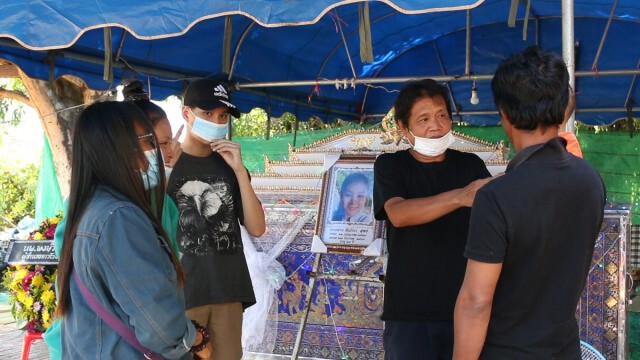 ครอบครัวยืนยันเรียกร้องตามสิทธิ์การรักษาสาวตายทั้งกลม