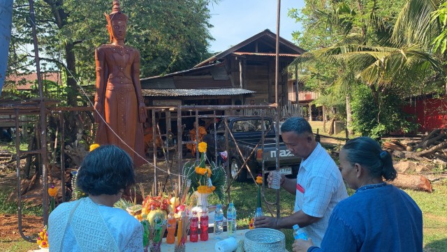 ตะเคียนทั้งต้นแกะสลักเป็นพระพุทธเจ้าปางเปิดโลกให้หวย
