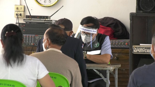 ตื่นโควิด! ชาวบ้านนับร้อยแห่รายงานตัว