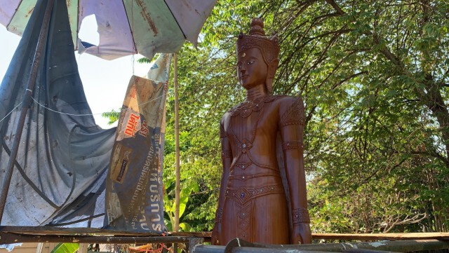 ตะเคียนทั้งต้นแกะสลักเป็นพระพุทธเจ้าปางเปิดโลกให้หวย